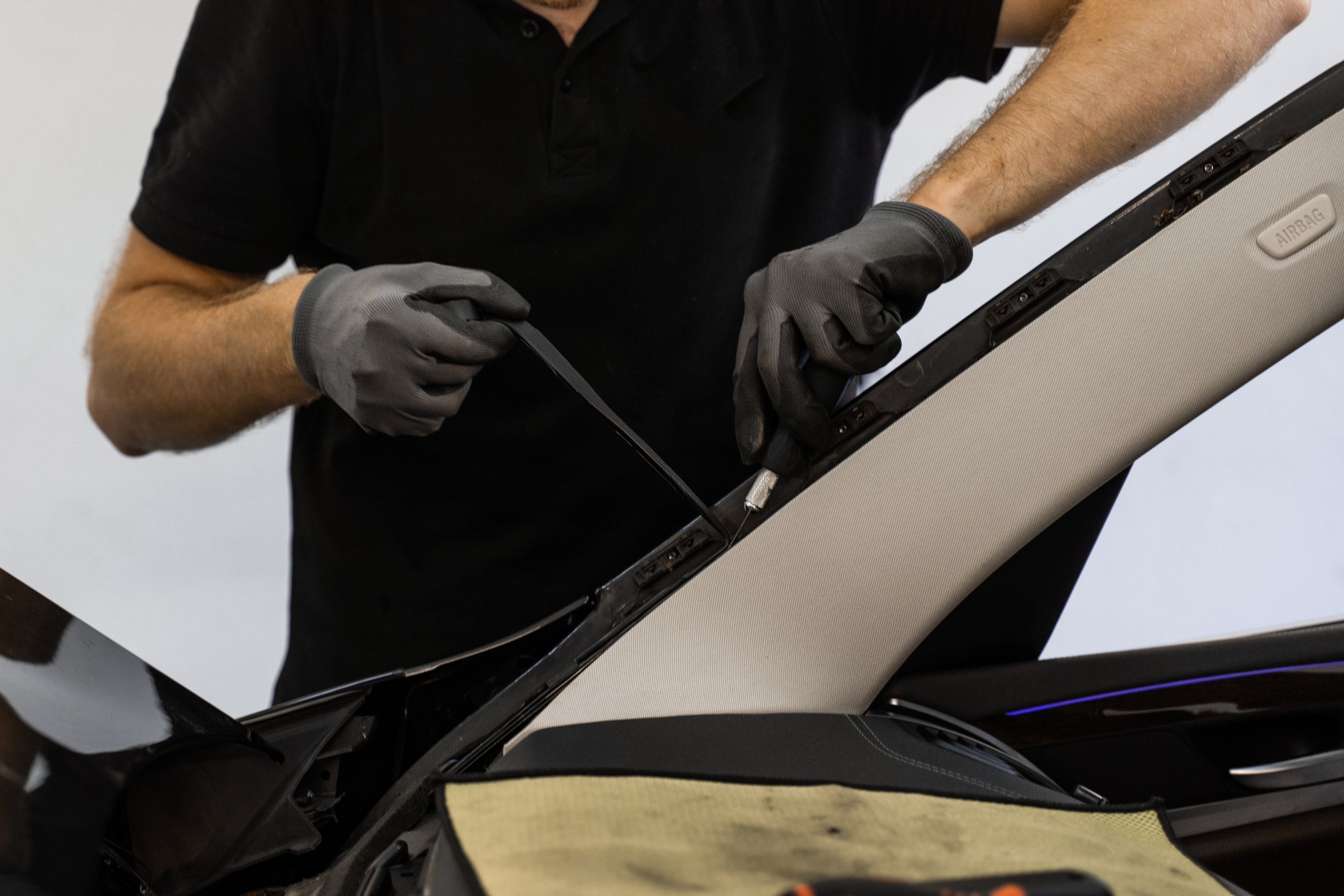 auto glass technician