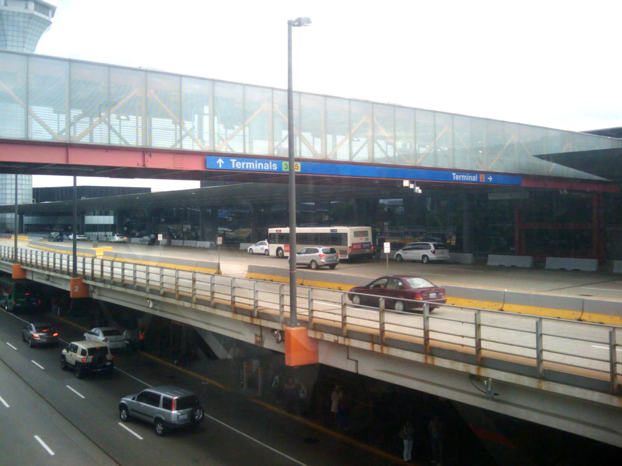 O'Hare airport upper and lower levels with limousines and taxis