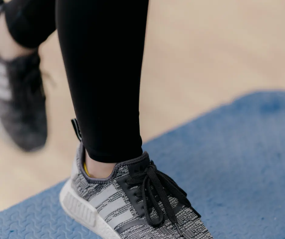 7 Stunning Athleisure Outfit Ideas to Elevate Gym Wear for Everyday Looks 3 leggings sneakers